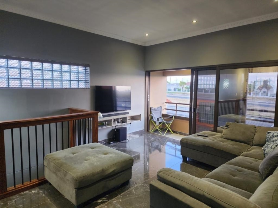 4 Bedroom Property for Sale in Jakarandas Western Cape